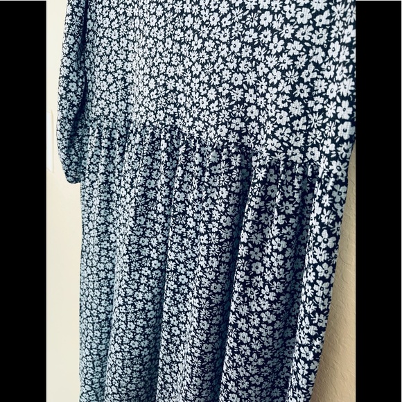 Stradivarius Floral Dress. Size: Small - Picture 3 of 9
